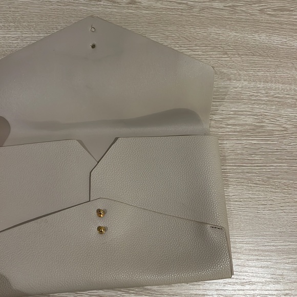 Clutch - Picture 2 of 4